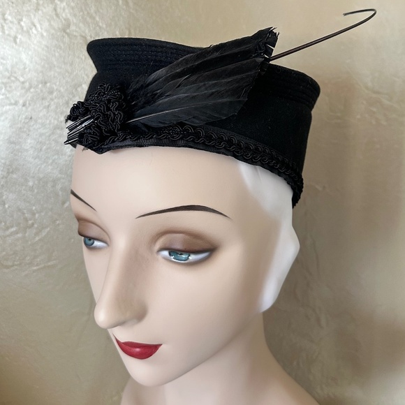 ENTICING 1940s' BLACK FELT TOQUE WITH FEATHER AND CURLY QUILL + CORDED EDGING